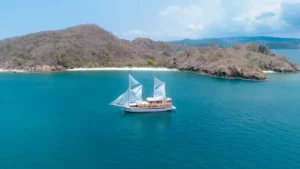 Komodo Sailing: Dreamy Days on Turquoise Blue Lagoons